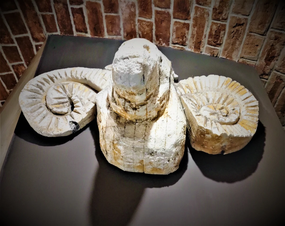 Nie mogę oczywiście pamiętać "Zielonego Balonika", nawet moi dziadkowie z Galicji nie żyli w czasach działalności tego pierwszego kabaretu na ziemiach polskich, w Krakowie pod austriackim zaborem; rodzice mojej mamy mogliby bywać w warszawskim kabarecie "Qui pro quo" z racji wieku i miejsca zamieszkania, ale nie bywali, bo jako młodzi ludzie nie należeli do stołecznej elity dwudziestolecia międzywojennego; za to moi rodzice już byli regularnymi widzami wysublimowanego kabaretu literackiego, bo w latach 60. mieli czarno-biały telewizor Tosca i oglądali we własnym nowohuckim mieszkaniu ulubionych  "Starszych Panów".