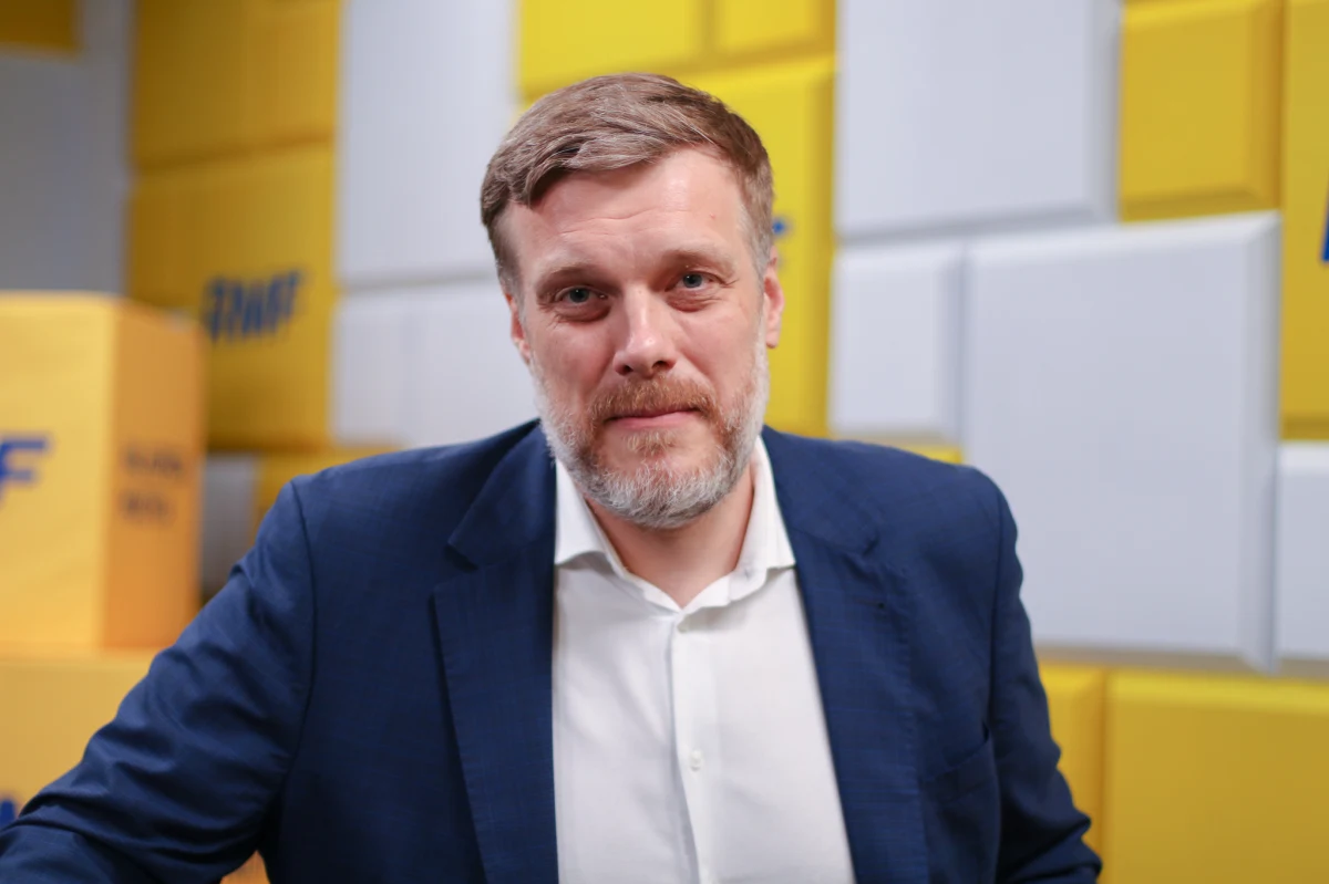 „Rząd przez wiele miesięcy mówił opinii publicznej, że wszystko jest w porządku. Twierdził, że problemu nie ma” – mówił Adrian Zandberg w Rozmowie w południe w RMF FM odnosząc się do ogłoszonego w sobotę zakazu wwożenia ukraińskich produktów rolnych do Polski. Poseł Lewicy stwierdził też, że Polacy mogą czuć się przez rząd oszukani: „Rząd obiecał, że ukraińskie zboże zostanie zapakowane do wagonów, one zostaną zaplombowane i pojadą do północnej Afryki, gdzie są potrzebne. Obiecał i słowa nie dotrzymał”.