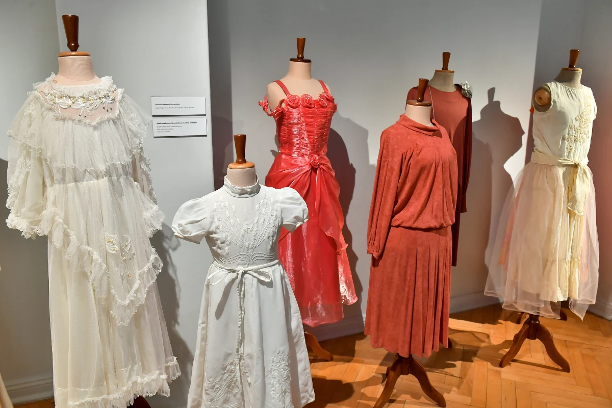 Od 18 kwietnia do 30 lipca w Muzeum Narodowym we Wrocławiu można będzie obejrzeć wystawę "Moda stan wojennego". Prezentowane na niej prace to dzieło projektantek-amatorek oraz ubrania zaprojektowane przez profesjonalnych twórców, takich jak Jerzy Antkowiak, Grażyna Hase czy Barbara Hoff.