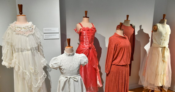 Od 18 kwietnia do 30 lipca w Muzeum Narodowym we Wrocławiu można będzie obejrzeć wystawę "Moda stan wojennego". Prezentowane na niej prace to dzieło projektantek-amatorek oraz ubrania zaprojektowane przez profesjonalnych twórców, takich jak Jerzy Antkowiak, Grażyna Hase czy Barbara Hoff.