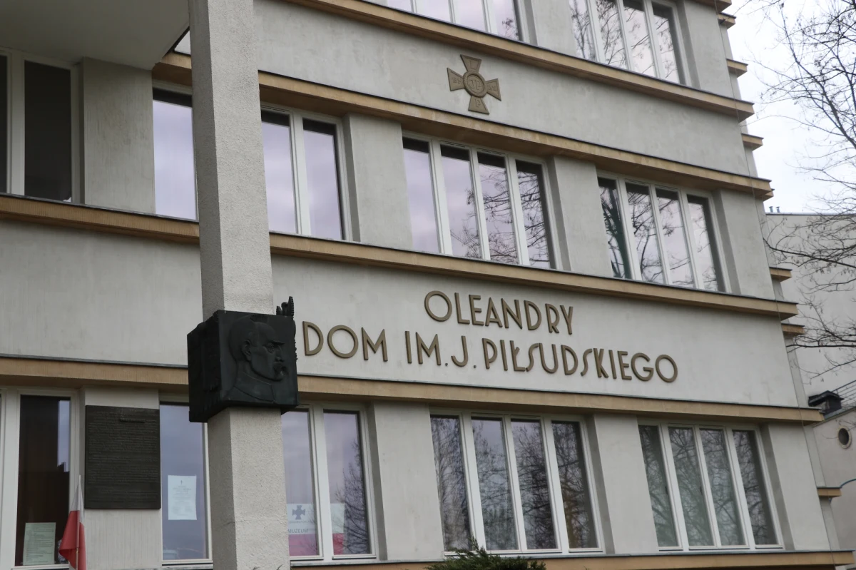 Zarząd Budynków Komunalnych w Krakowie otrzymał dziś klucze do Domu im. Józefa Piłsudskiego na krakowskich Oleandrach. Urzędnicy wojewody przekazali je gminie  po zakończeniu przejmowania zbiorów mieszczącego się w tym budynku Muzeum Czynu Niepodległościowego. W sumie do magazynu wywieziono 100 obiektów.  

