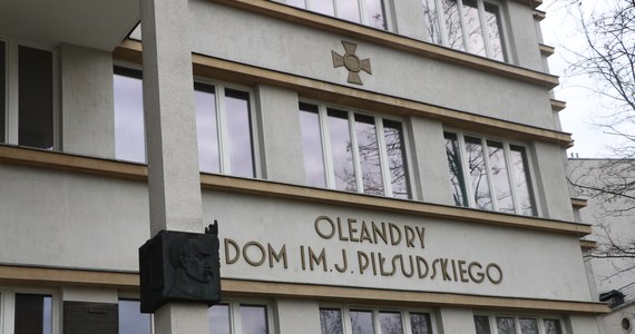 Zarząd Budynków Komunalnych w Krakowie otrzymał dziś klucze do Domu im. Józefa Piłsudskiego na krakowskich Oleandrach. Urzędnicy wojewody przekazali je gminie  po zakończeniu przejmowania zbiorów mieszczącego się w tym budynku Muzeum Czynu Niepodległościowego. W sumie do magazynu wywieziono 100 obiektów.  

