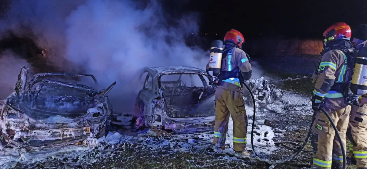 Mrągowska policja wyjaśnia przyczyny pożaru trzech samochodów, które doszczętnie spłonęły na polu namiotowym w gminie Mikołajki na Mazurach. W chwili wybuchu pożaru właściciele aut pływali jachtem po jeziorze Tałty.