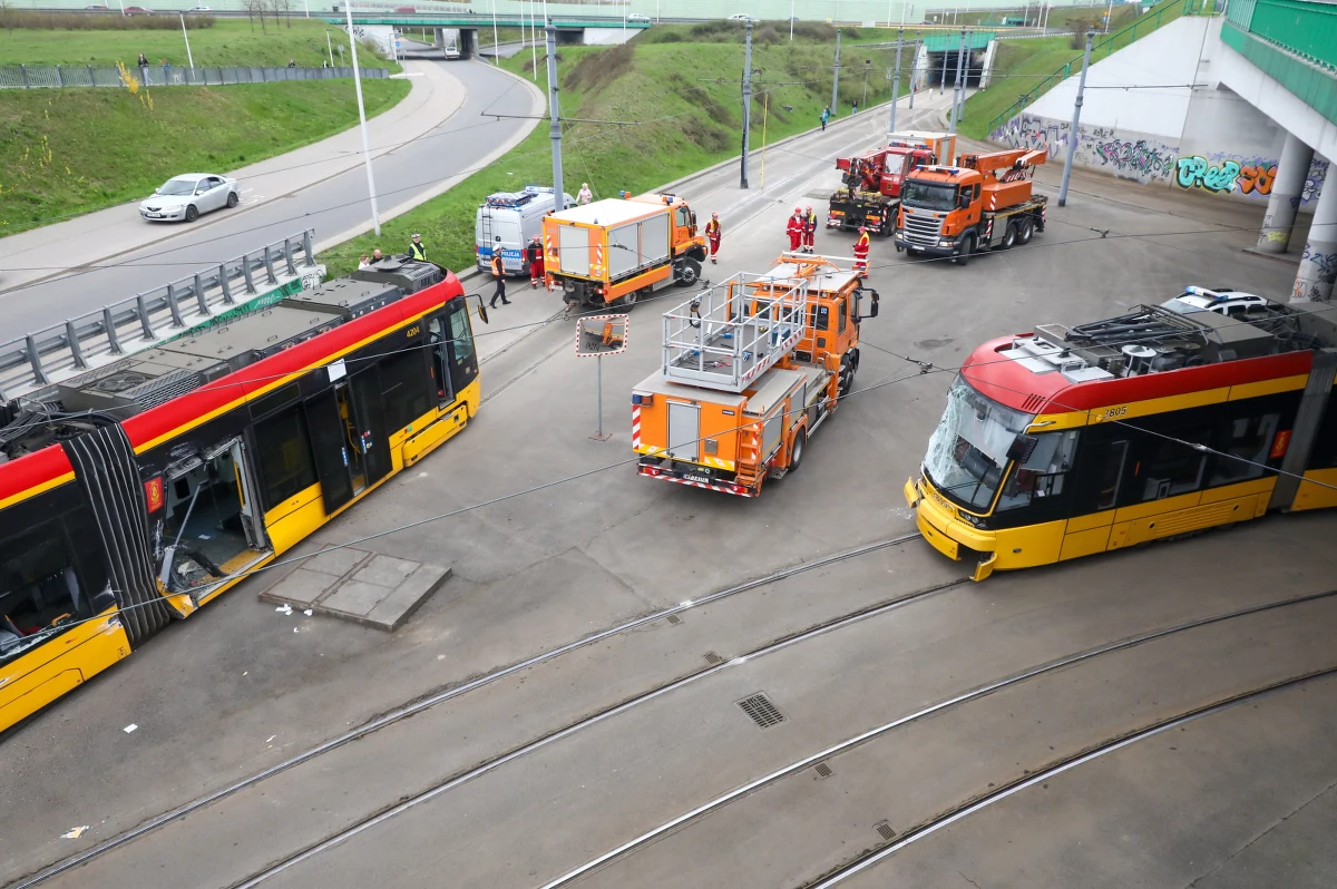 Cztery osoby zostały poszkodowane w wyniku wypadku z udziałem dwóch tramwajów w Warszawie. Składy "dwójki" i "szóstki zderzyły się w okolicy ulicy Marymonckiej przy wjeździe na Most Północny. 
