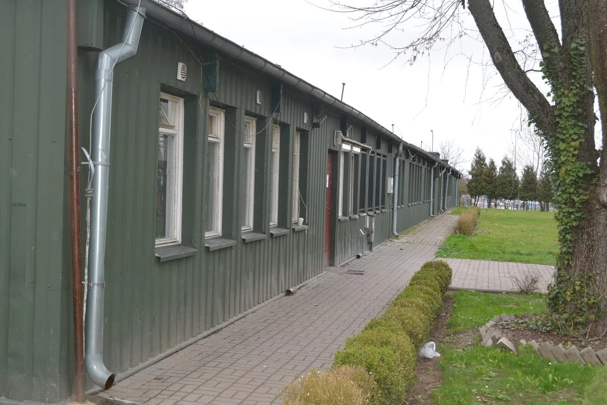 97 miejsc i nowoczesny, parterowy budynek ogrzewany ciepłem z miejskiej sieci - tak za 18 miesięcy ma wyglądać noclegowania przy ul. Towarowej w Olsztynie. Wykonawca właśnie przejął plac budowy.

