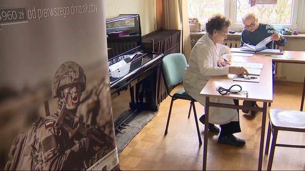 Wojsko wzywa młodych. Kwalifikacje wojskowe są obowiązkowe. Nie stawienie się na komisję rekrutacyjną grozi karą grzywny lub doprowadzeniem przez policję. Wezwanie dostanie blisko 230 tysięcy Polaków.Materiał dla "Wydarzeń" przygotowała Monika Celej. 