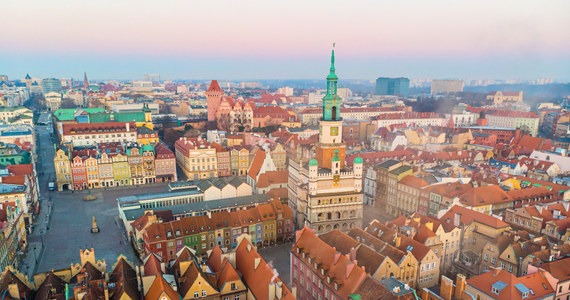 Dofinansowania na zakup neonów, zawieszenie pobierania opłat za czynsz w lokalach znajdujących się w strefie wykopów lub zniżki w wysokości czynszu. Poznańscy urzędnicy szykują pakiet pomocowy dla przedsiębiorców z rozkopanego centrum miasta.
