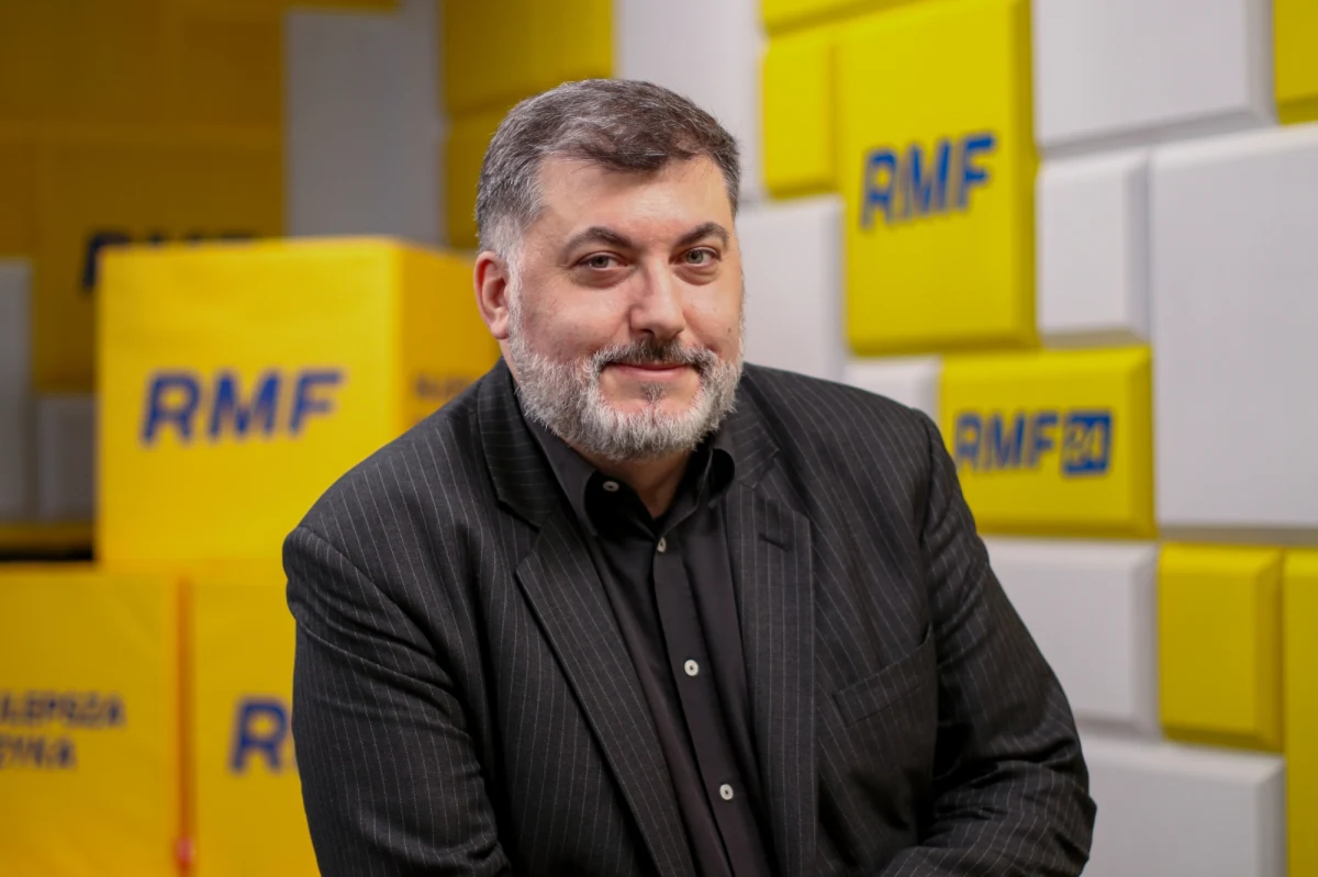 "Jestem przekonany, że tak, ponieważ duża część obecnych posłów Konfederacji, to są posłowie, którzy łączą się ideowo z częścią Prawa i Sprawiedliwości" - tak odpowiedział Artur Dziambor, poseł z koła Wolnościowcy, na pytanie Kazimiery Szczuki o to, czy Konfederacja mogłaby rządzić Polską wspólnie z Prawem i Sprawiedliwością. Parlamentarzysta, który był gościem Popołudniowej rozmowy w RMF FM, krytykował partię rządzącą m.in. za to, że politycy PiS-u "niestety zrealizowali część swoich zapowiedzi i teraz mamy sytuację gospodarczą taką, jaką mamy", a także iż Prawo i Sprawiedliwość "w ciągu 8 lat wprowadziło 40 nowych danin, opłat, podateczków itd.".