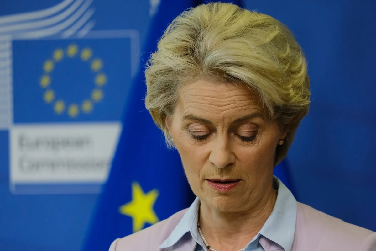 Szefowa Komisji Europejskiej Ursula von der Leyen miała za pośrednictwem wiadomości SMS negocjować z szefem Pfizera przedłużenie kontraktu na dodatkowe dawki szczepionki. Pozew w tej sprawie złożył belgijski lobbysta, który uważa, że działania von der Leyen naruszyły finanse publiczne jego kraju i zaufanie publiczne. Von der Leyen może zostać pozbawiona immunitetu na czas śledztwa w tej sprawie.