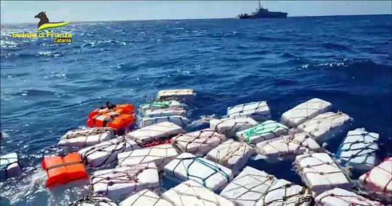 Narkotyki warte 400 mln euro unosiły się na morzu u wybrzeża włoskiego. Były to dwie tonu kokainy. 