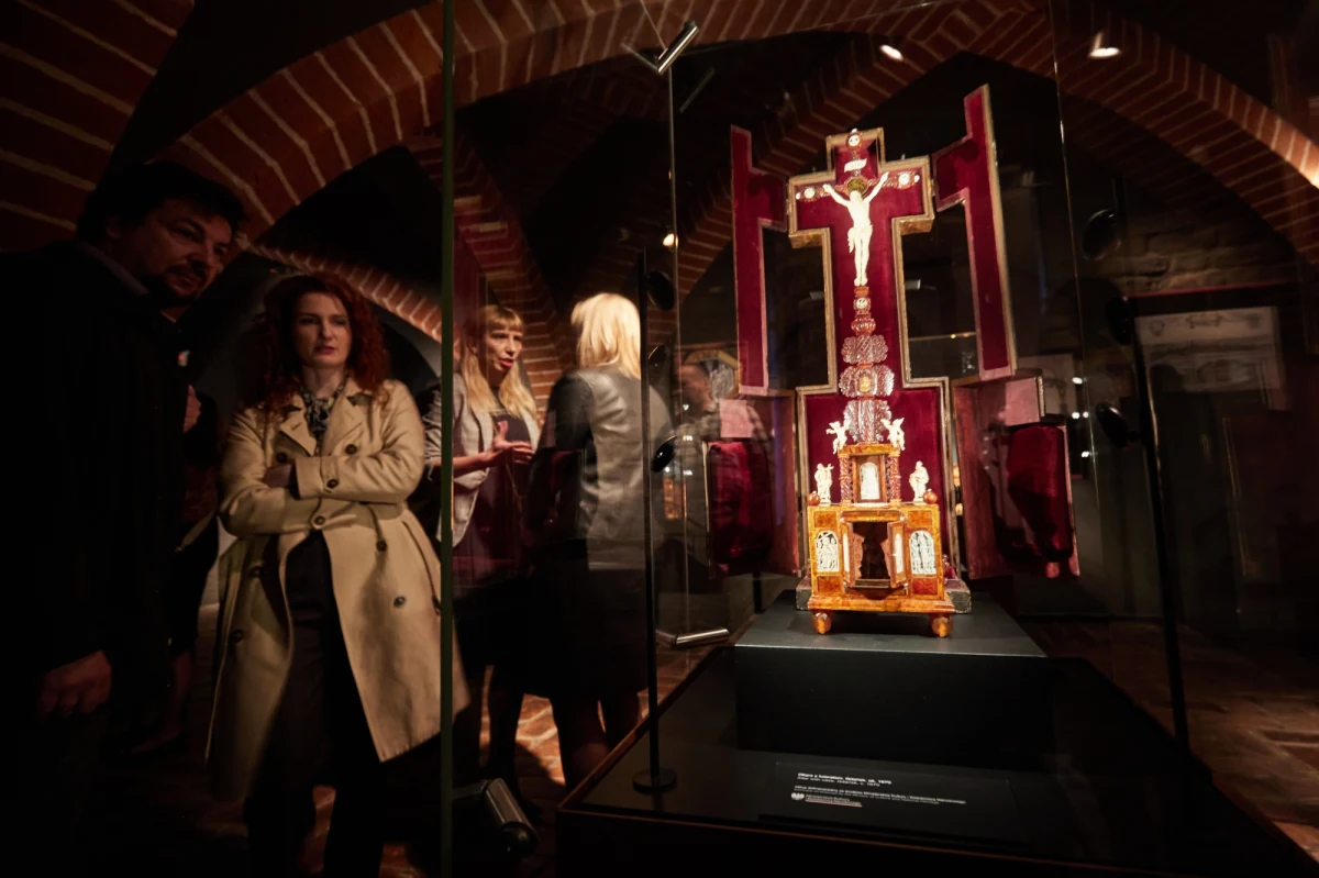 XVII-wieczny bursztynowy ołtarzyk w oryginalnym futerale trafił do kolekcji bursztynu Muzeum Zamkowego w Malborku. Kosztował 290 tys. euro. Jego zakup został zrealizowany ze środków Ministerstwa Kultury i Dziedzictwa Narodowego.