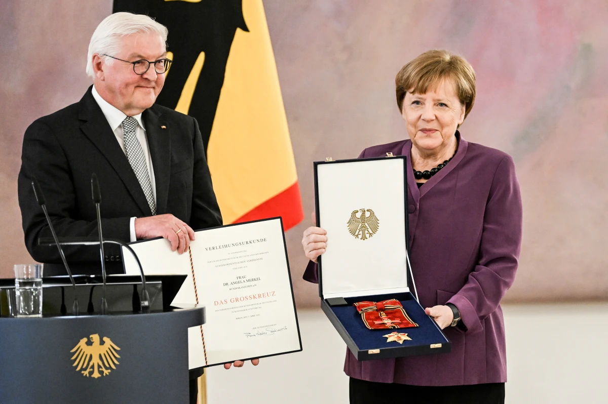 ​Prezydent Niemiec Frank-Walter Steinmeier odznaczył w poniedziałek byłą kanclerz Angelę Merkel Krzyżem Wielkim Specjalnego Wykonania. To stawia Merkel na równi z kanclerzami - Konradem Adenauerem i Helmutem Kohlem. Do tej pory tylko oni zostali uhonorowani tym najwyższym niemieckim odznaczeniem.