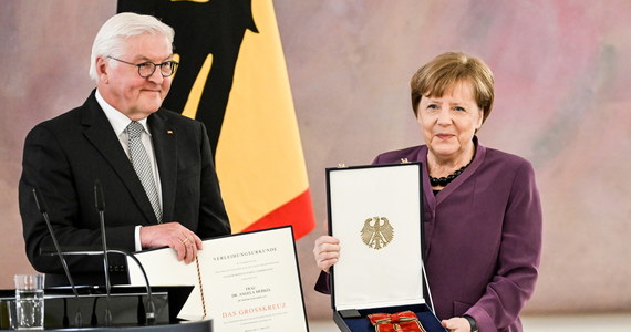 ​Prezydent Niemiec Frank-Walter Steinmeier odznaczył w poniedziałek byłą kanclerz Angelę Merkel Krzyżem Wielkim Specjalnego Wykonania. To stawia Merkel na równi z kanclerzami - Konradem Adenauerem i Helmutem Kohlem. Do tej pory tylko oni zostali uhonorowani tym najwyższym niemieckim odznaczeniem.