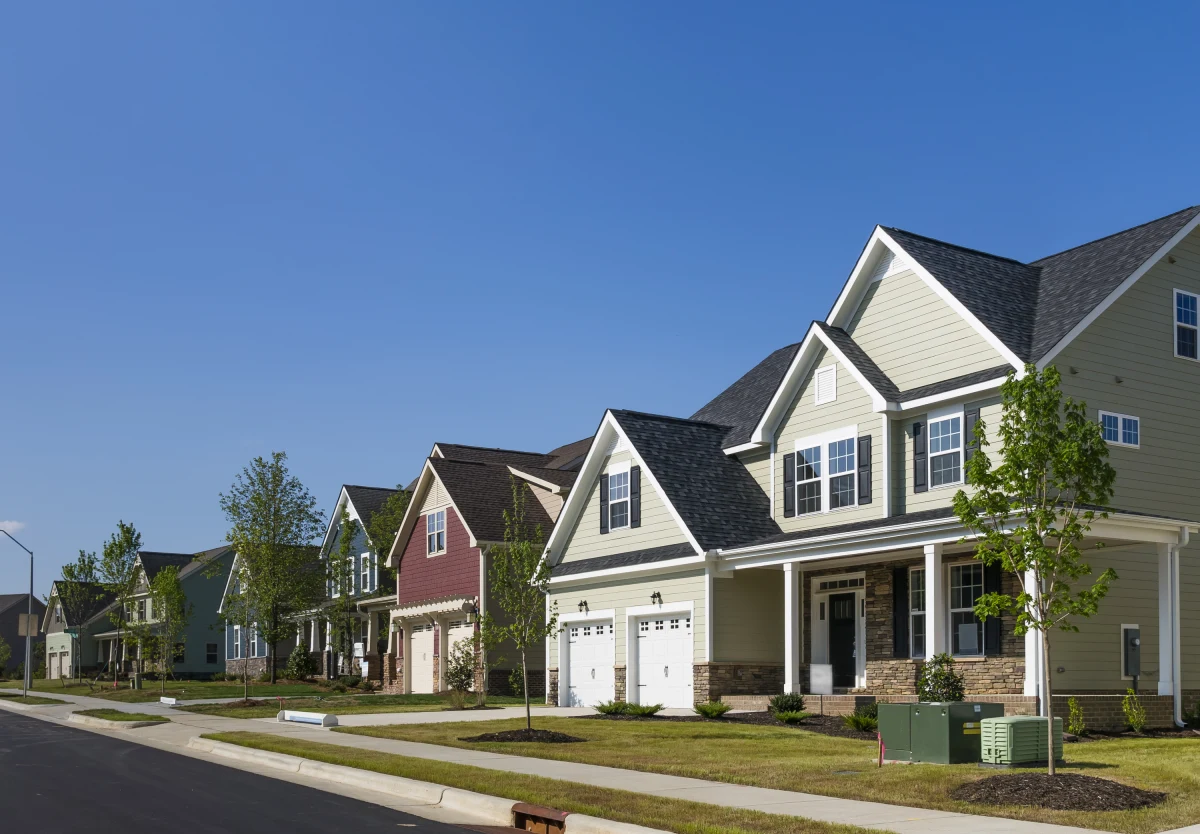 84-letni Andrew Lester z amerykańskiego Kansas City został oskarżony o atak pierwszego stopnia w związku z postrzeleniem 16-letniego Ralpha Yarla. Chłopiec pomylił adresy i zadzwonił do drzwi mężczyzny. Wtedy Lester strzelił do nastolatka i ciężko ranił go w głowę i ramię.