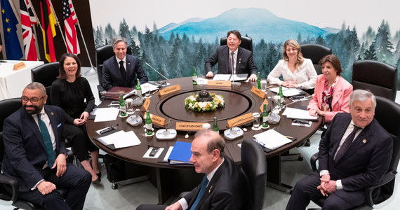​Szefowie dyplomacji państw grupy G7 potępili Rosję za agresję zbrojną wobec Ukrainy i groźby jądrowe, przestrzegli Chiny przed próbami siłowej zmiany status quo, podkreślili wagę pokoju i stabilności w Cieśninie Tajwańskiej - wynika z wydanego we wtorek komunikatu. Zapowiedziano zaostrzenie sankcji wobec Rosji.