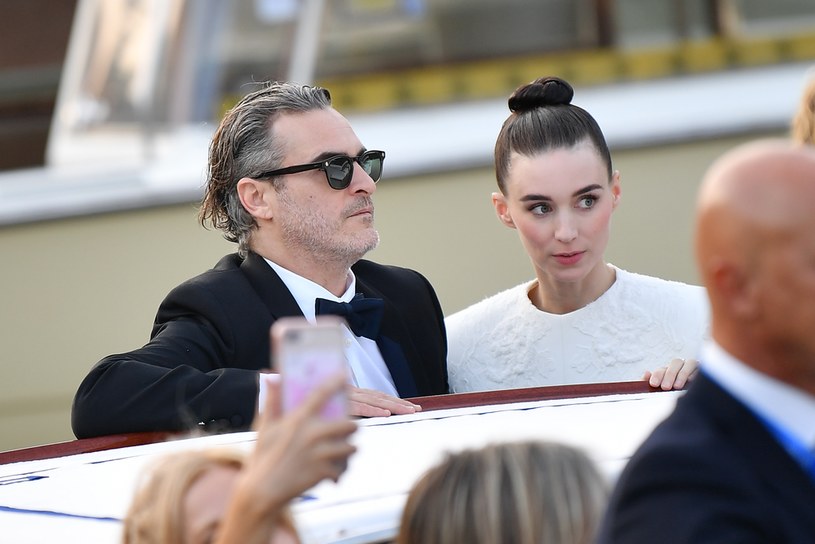 To jedna z najbardziej tajemniczych par w Hollywood. Do tego stopnia, że media nie wiedzą nawet, czy są już małżeństwem, czy nadal narzeczeństwem. Rooney Mara i Joaquin Phoenix nic sobie z tego nie robią, po prostu starają się być szczęśliwi.