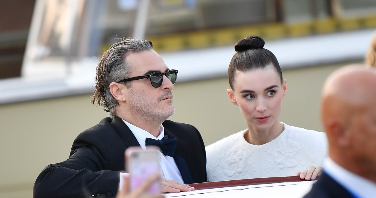 To jedna z najbardziej tajemniczych par w Hollywood. Do tego stopnia, że media nie wiedzą nawet, czy są już małżeństwem, czy nadal narzeczeństwem. Rooney Mara i Joaquin Phoenix nic sobie z tego nie robią, po prostu starają się być szczęśliwi.