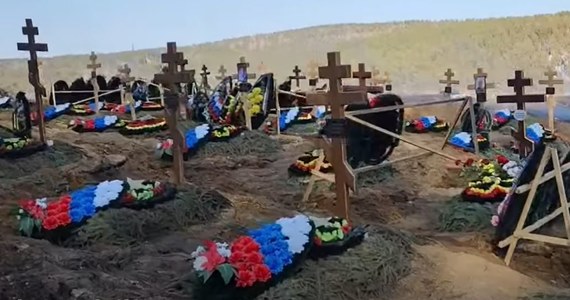 W Rosji odkryto nieznany wcześniej cmentarz najemników z grupy Wagnera, którzy zginęli podczas walk w Ukrainie. Znajduje się tam co najmniej 57 grobów. Kilka rodzin pochowanych bojowników nawet nie wiedziało, że ich bliscy nie żyją.