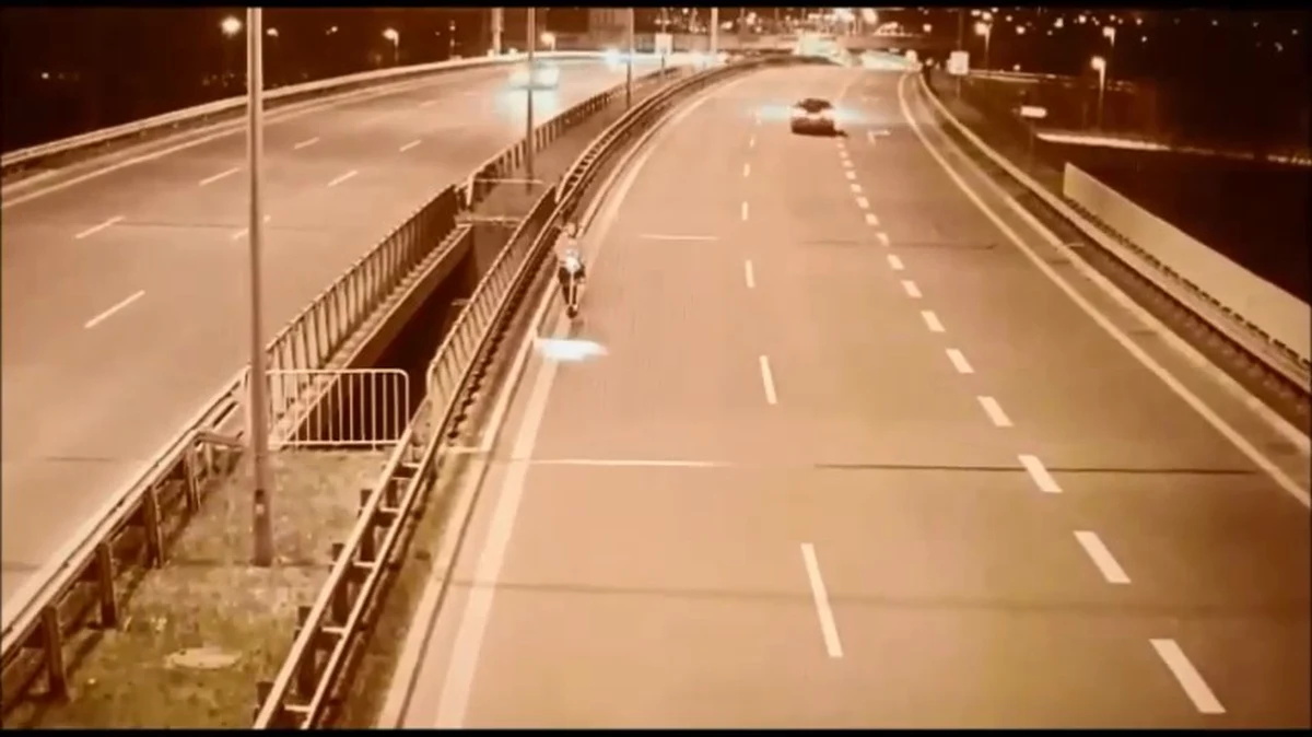 W niedzielę wieczorem przerażeni kierowcy zaczęli dzwonić pod numer alarmowy, kiedy na Drogowej Trasie Średnicowej w Gliwicach zauważyli kobietę jadącą na hulajnodze elektrycznej pod prąd. Oficer dyżurny w trybie pilnym wysłał we wskazany rejon radiowozy.