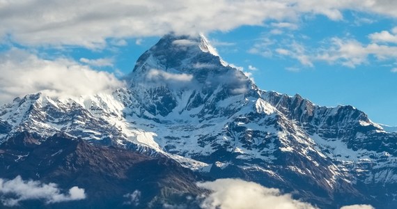 Kolejny sukces Polaka na najwyższych górskich szczytach świata! Bartosz Ziemski zjechał na nartach z ośmiotysięcznika Annapurna w Himalajach. Bez odpinania nart pokonał trasę ze szczytu do najniżej położonego punktu ze śniegiem, czyli na wysokość 4800 metrów.
