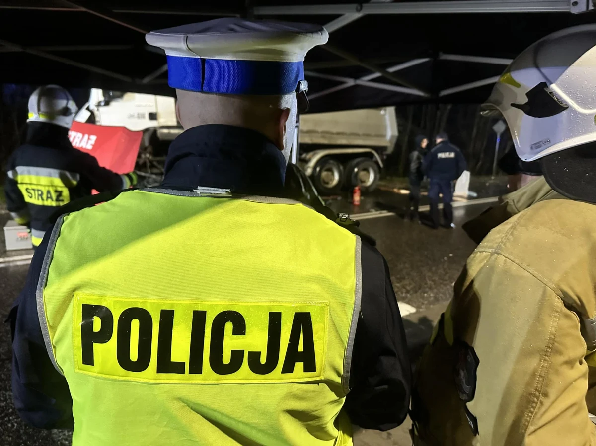 Świętokrzyska policja potwierdziła tożsamość ofiar wypadku, do którego doszło wczoraj wieczorem w Starej Słupi w powiecie kieleckim. W zderzeniu osobowego bmw i ciężarówki zginęło troje nastolatków i 27-letni mężczyzna. Policyjni technicy nadal pracują na miejscu zdarzenia.