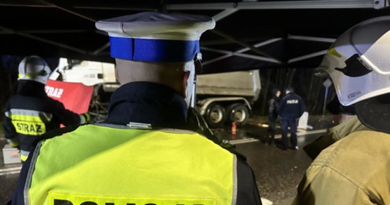Świętokrzyska policja potwierdziła tożsamość ofiar wypadku, do którego doszło wczoraj wieczorem w Starej Słupi w powiecie kieleckim. W zderzeniu osobowego bmw i ciężarówki zginęło troje nastolatków i 27-letni mężczyzna. Policyjni technicy nadal pracują na miejscu zdarzenia.