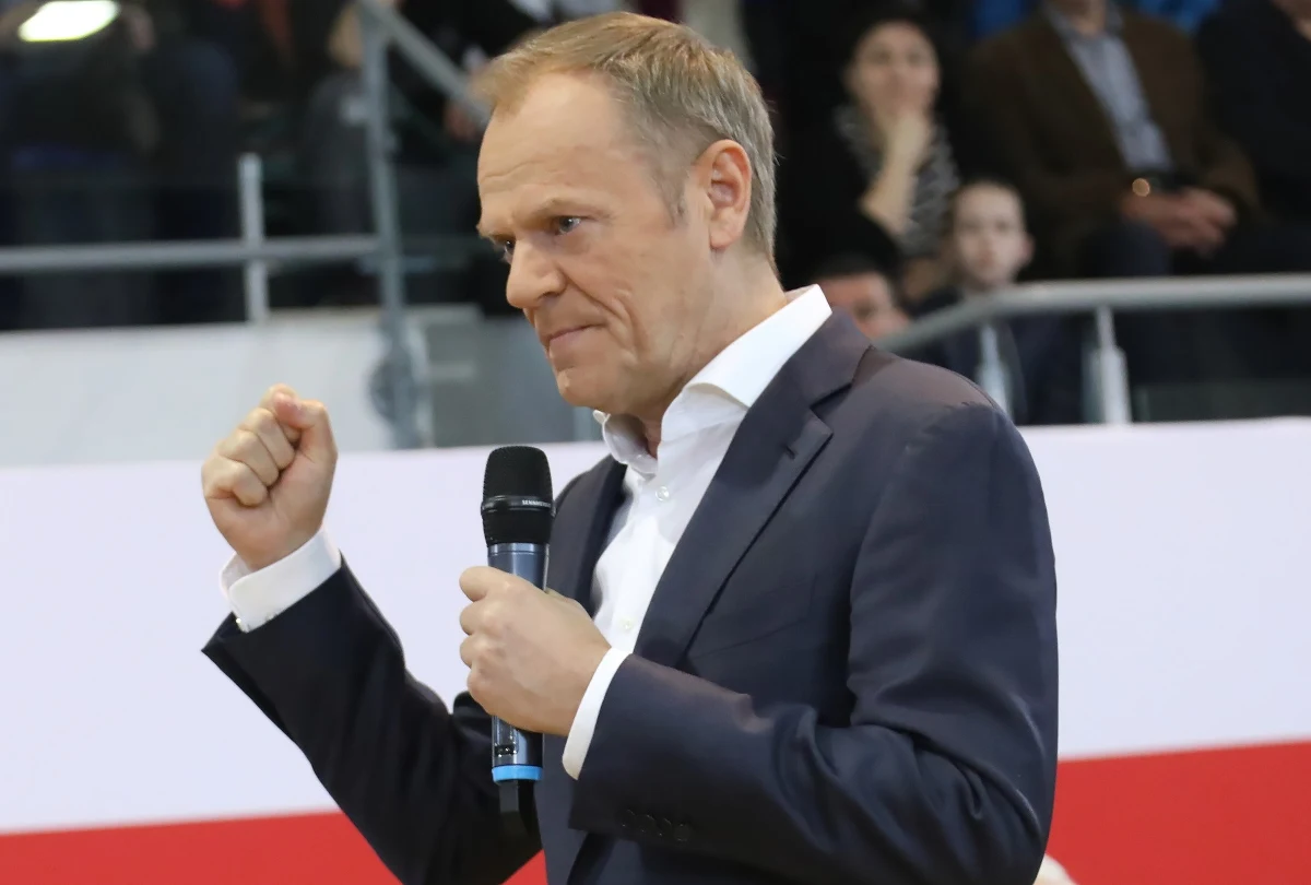 Zniesienie cła na zboże z Ukrainy nie oznaczało, że należało zrezygnować z kontroli na granicy i wpuszczać wszystko do Polski - powiedział podczas spotkania z rolnikami w Lipsku (woj. lubelskie) szef PO Donald Tusk. Rolnicy mówili, że chcą "poważnych rozmów, a nie medialnego bicia piany".