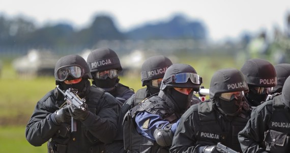 Mieszkańcy Poznania mogą dziś spodziewać się wzmożonej aktywności służb m.in. policji i straży pożarnej, które będą prowadzić działania w ramach ogólnokrajowych ćwiczeń "Wolf-Ram-23". Ich scenariuszu przewiduje wystąpienie ataku terrorystycznego - podała policja.