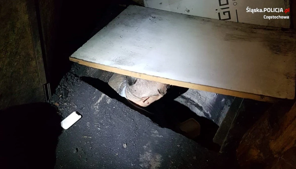 Częstochowscy policjanci zatrzymali przestępcę, który przez 13 lat ukrywał się przed wymiarem sprawiedliwości. Przed funkcjonariuszami ukrywał się w kotłowni w specjalnym wsypie przeznaczonym na węgiel.