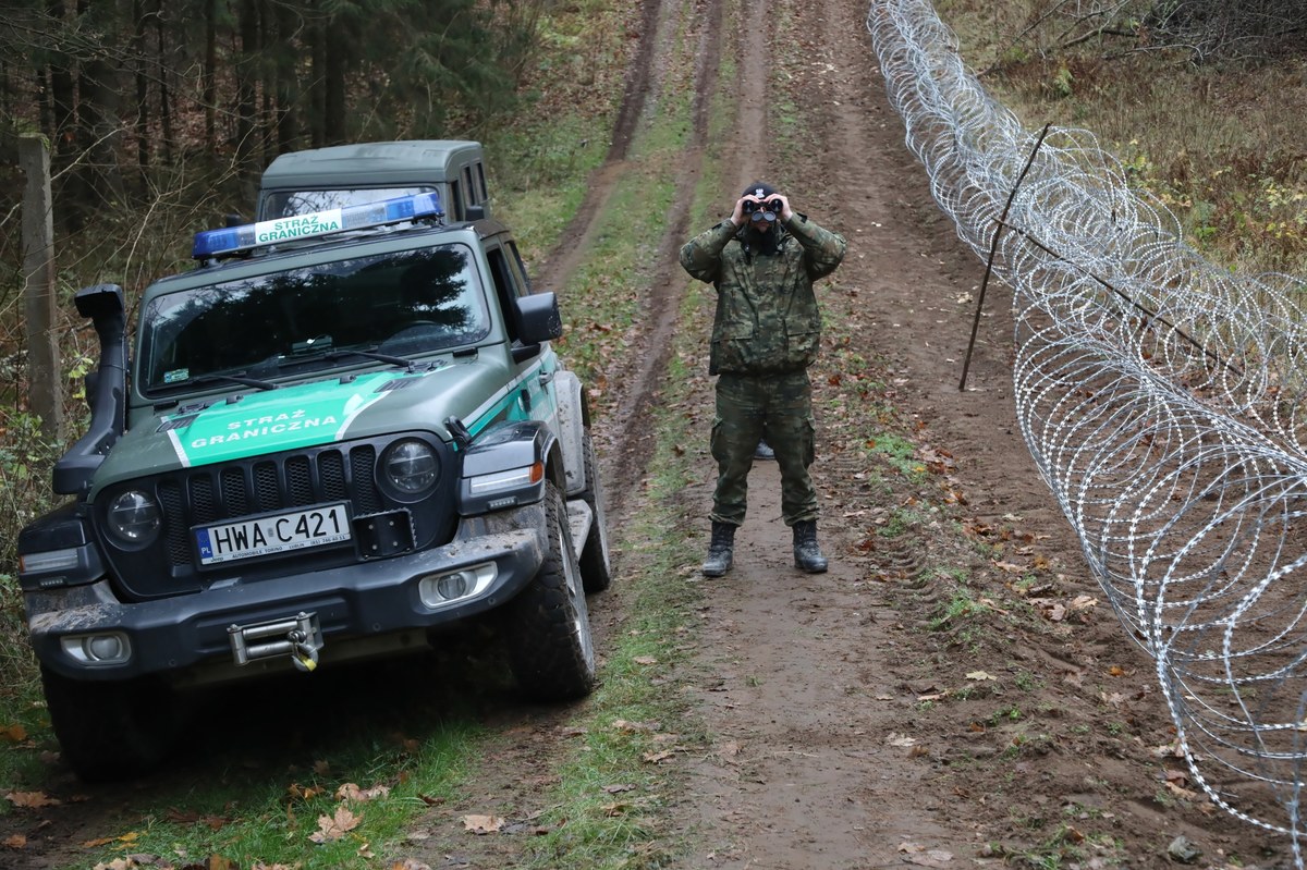 "Ruszyła budowa zapory elektronicznej na granicy polsko-rosyjskiej. Prace zostaną zakończone jesienią tego roku. Będziemy mieli pełen monitoring tego, co dzieje się na granicy z Rosją" - poinformował minister spraw wewnętrznych i administracji Mariusz Kamiński.