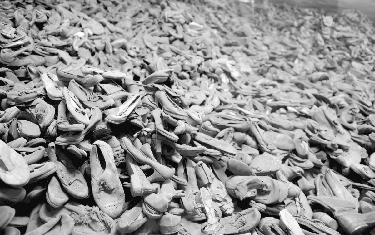 Dwuletni program konserwacji około 8 tysięcy bucików, które należały do dzieci – ofiar Holokaustu, rozpoczęło Muzeum Auschwitz w swoich pracowniach konserwatorskich – podała oświęcimska placówka.
