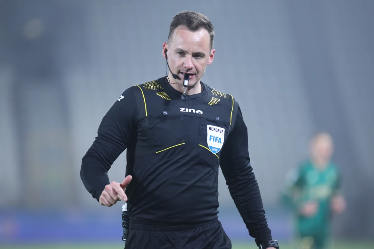 Greckie media opublikowały szokujące nagranie, które zdaje się obciążać polskiego sędziego piłkarskiego. Według medialnych doniesień kilka dni temu doszło do awantury na pokładzie samolotu oraz na greckim lotnisku z udziałem polskich arbitrów, w tym Pawła Raczkowskiego. Wersje wydarzeń nieco się różniły. Teraz pojawiło się nagranie, na którym słychać wulgarne wyzwiska po polsku.  