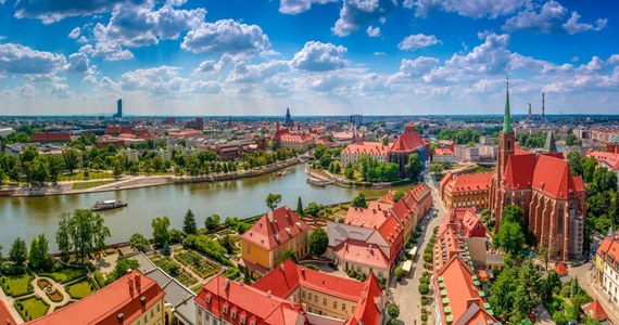 13,5 mln turystów odwiedziło w ubiegłym roku Dolny Śląsk – wynika z danych przedstawionych przez Dolnośląską Organizację Turystyczną. Największym powodzeniem cieszyły się Wrocław, Karkonoski Park Narodowy, Park Narodowy Gór Stołowych i Zamek Książ.