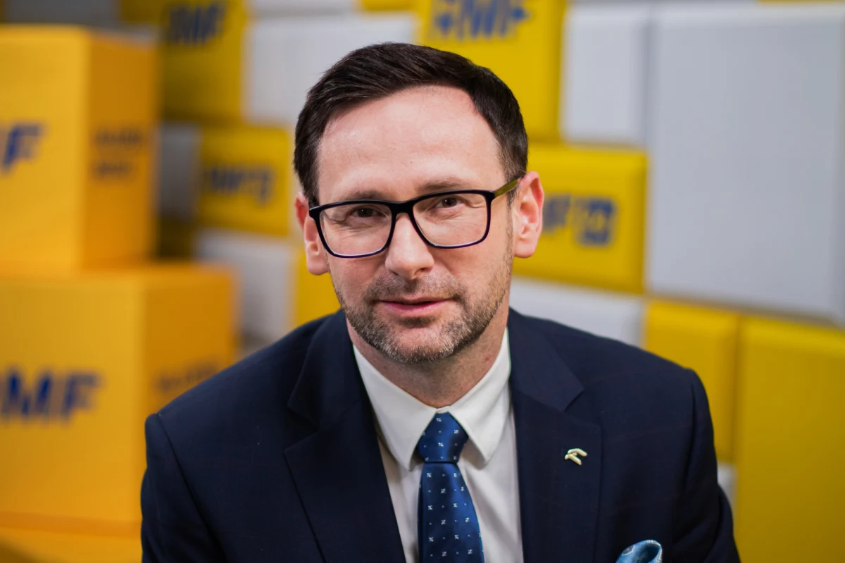 "30 lat chciano połączyć Orlen z Lotosem i nic. Nam się w końcu udało połączyć i stworzyć multienergetyczną spółkę. Jesteśmy zdeterminowani, ale cały świat jest zdeterminowany do budowy atomu" – powiedział w Rozmowie w południe w RMF FM Daniel Obajtek, prezes Orlenu, pytany o tak zwane elektrownie jądrowe w technologiach SMR, czyli małe reaktory, które będzie można budować nawet w miastach. Wczoraj poznaliśmy wstępne lokalizacje siedmiu reaktorów BWRX-300 w Polsce. Obajtek mówił także o konsultacjach społecznych z okolicznymi mieszkańcami. "Będziemy na ten temat rozmawiać. Przedstawiamy im technologie, udowodnimy, że to jest technologia bezpieczna" - podkreślał.