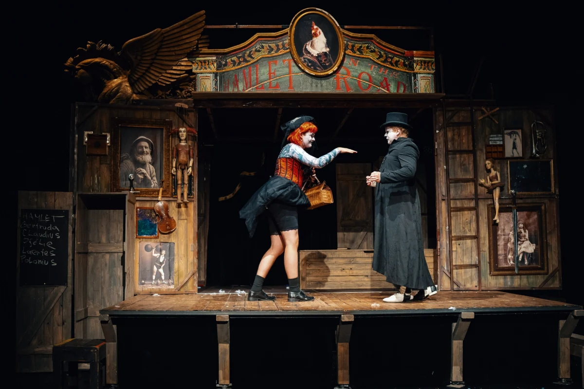 Jeśli lubicie czeskie poczucie humoru, koniecznie zobaczcie najsłynniejszą tragedię wszech czasów na wesoło.  22 i 23 kwietnia, o godz. 19.00 w Gdańskim Teatrze Szekspirowskim zostanie zaprezentowany spektakl, który zdobył nagrodę publiczności 26. międzynarodowego Festiwalu Szekspirowskiego, „Hamlet on the road” Teatru Radost z Brna.