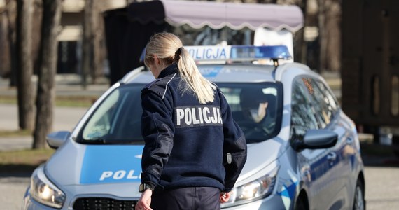 Niecodzienna interwencja policjantów z Wydziału Ruchu Drogowego komendy miejskiej we Wrocławiu. Po zakończonym tankowaniu radiowozu na jednej ze stacji paliw, przy drodze ekspresowej nr S8, funkcjonariusze zauważyli płaczącego chłopca. Jak się okazało wycieczka, której uczestnikiem był 11-latek, odjechała autokarem zapominając o chłopcu. Na szczęście wszystko skończyło się szczęśliwie. 