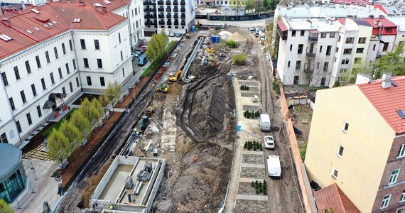Pozostałości budynku odkryte na terenie tworzonego właśnie parku im. Wisławy Szymborskiej w Krakowie zostaną zasypane. według urzędników, nie opóźni to otwarcia nowej zielonej przestrzeni w centrum miasta.  