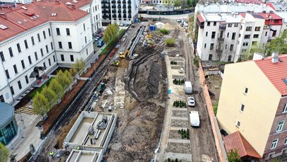 Krakowski Park Szymborskiej coraz bliżej ukończenia. Odkryte ruiny zostaną zasypane [ZDJĘCIA]