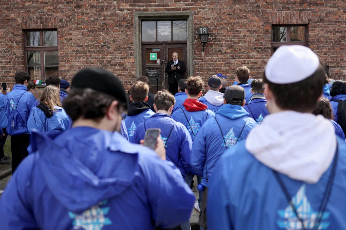 Około 10 tysięcy osób - uczestników Marszu Żywych, który jest wyrazem pamięci o ofiarach Holokaustu - wyruszyło we wtorek po południu sprzed bramy obozowej z napisem "Arbeit macht frei" w byłym niemieckim obozie Auschwitz I do byłego Auschwitz II-Birkenau. Główna ceremonia odbyła się na podwyższeniu za pomnikiem ofiar obozu, pomiędzy ruinami dwóch największych krematoriów i komór gazowych.