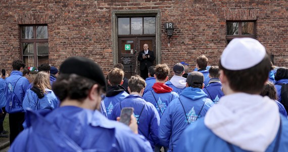 Około 10 tysięcy osób - uczestników Marszu Żywych, który jest wyrazem pamięci o ofiarach Holokaustu - wyruszyło we wtorek po południu sprzed bramy obozowej z napisem "Arbeit macht frei" w byłym niemieckim obozie Auschwitz I do byłego Auschwitz II-Birkenau. Główna ceremonia odbyła się na podwyższeniu za pomnikiem ofiar obozu, pomiędzy ruinami dwóch największych krematoriów i komór gazowych.