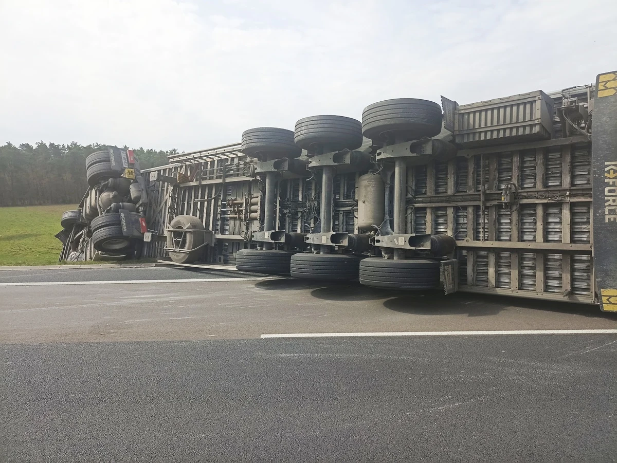 Lubartowscy policjanci wyjaśniają przyczyny wypadku do jakiego doszło dzisiaj przed godziną 10:00 na obwodnicy Lubartowa ( Lubelskie). Samochód osobowy zderzył się z ciężarówką. Kierowca toyoty został zabrany śmigłowcem do szpitala.