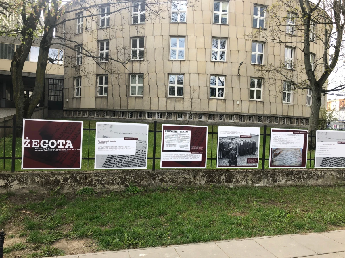 Dokumenty, które pokazują, jak Polacy w czasie drugiej wojny światowej pomagali Żydom zaprezentowało Archiwum Akt Nowych w Warszawie. Można je oglądać na otwartej dzisiaj wystawie plenerowej. Jutro przypada osiemdziesiąta rocznica powstania w getcie warszawskim. 