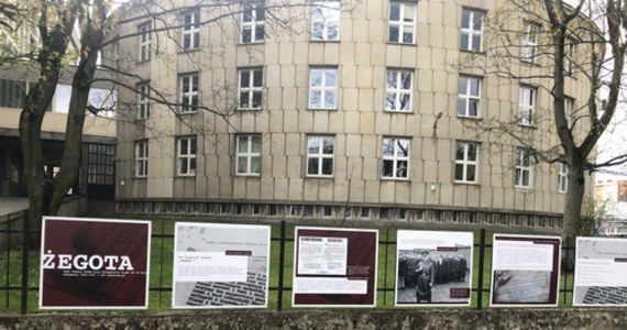 Dokumenty, które pokazują, jak Polacy w czasie drugiej wojny światowej pomagali Żydom zaprezentowało Archiwum Akt Nowych w Warszawie. Można je oglądać na otwartej dzisiaj wystawie plenerowej. Jutro przypada osiemdziesiąta rocznica powstania w getcie warszawskim. 