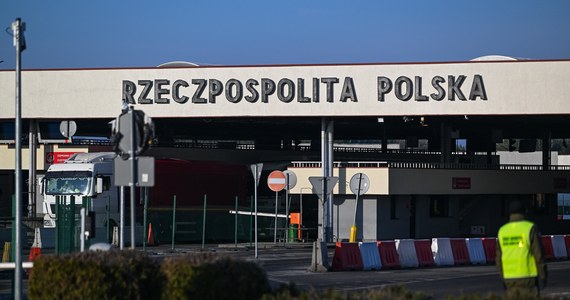 39-letni Ukrainiec zmienił nazwisko, aby przekroczyć granicę pomimo zakazu wjazdu do państw Schengen. Został zatrzymany we wtorek na przejściu granicznym w Korczowej podczas odprawy w kierunku wjazdowym do Polski – poinformował rzecznik BiOSG ppor. Piotr Zakielarz.
