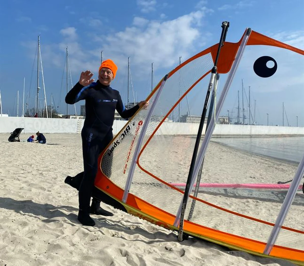 89-letni Piotr Dudek "Małolat" stanął dziś przed szansą wpisu do księgi rekordów Guinnessa dla najstarszego, aktywnego windsurfera. Przed południem na plaży Gdynia-Śródmieście odbył historyczne wejście do wody.

