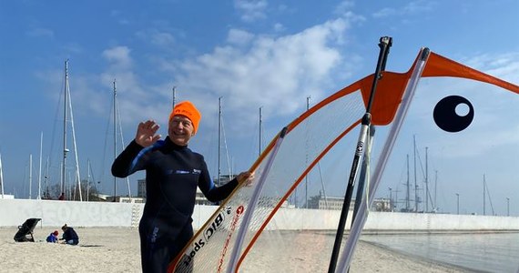 89-letni Piotr Dudek "Małolat" stanął dziś przed szansą wpisu do księgi rekordów Guinnessa dla najstarszego, aktywnego windsurfera. Przed południem na plaży Gdynia-Śródmieście odbył historyczne wejście do wody.

