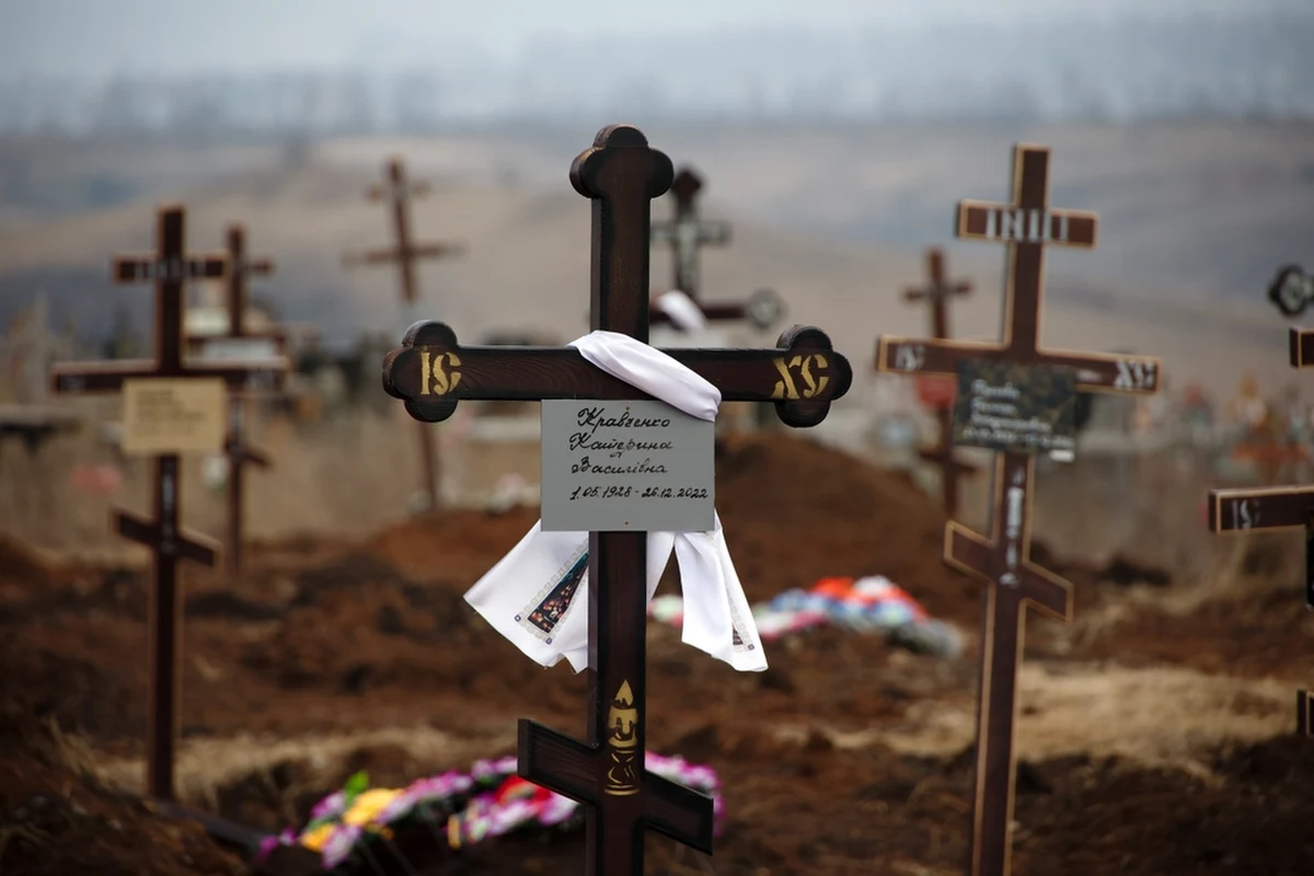 W epicentrum walk w Bachmucie znajdują się Polacy. Ekipa medyczna z naszego kraju pomaga tam siłom ukraińskim, które od miesięcy odpierają ataki okupantów. Ratownicy są naocznymi świadkami tego, jak funkcjonuje armia rosyjska, opisują mentalność rosyjskich żołnierzy i przerażającą codzienną rzeczywistość wojny. Wojny, której obraz - jak sami medycy przyznają - spowszedniał już światu.