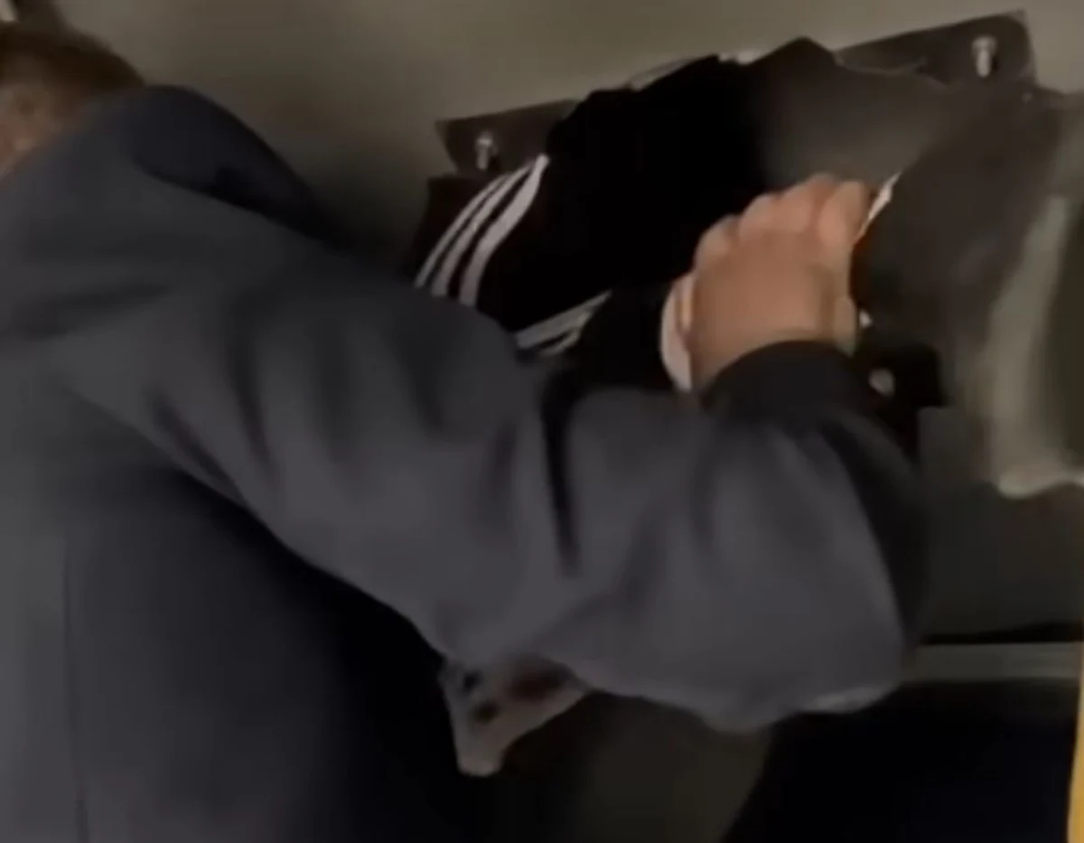 Młodzi Ukraińcy za wszelką cenę chcieli uniknąć wcielenia do armii i wysłania do walki z armią rosyjską. Służba Bezpieczeństwa Ukrainy zatrzymała konduktora pociągu relacji Zaporoże-Przemyśl, który przemycał przez granicę ludzi uciekających przed wcieleniem do wojska.