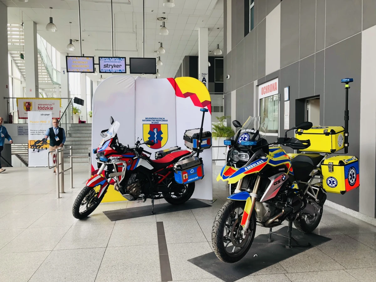 Brak regulacji prawnych, które pozwalałby włączyć motocykle ratunkowe do systemu ratownictwa medycznego to największa bolączka ratowników, którzy na jednośladach śpieszą z pomocą do pacjentów. Ratownicy medyczni z całej Polski rozmawiali dziś w Łodzi o wyzwaniach, z jakimi muszą się mierzyć.
