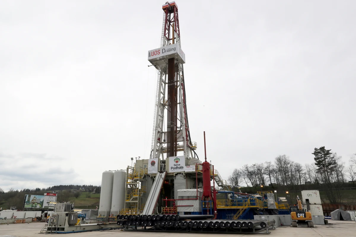 W Szaflarach k. Zakopanego uroczyście rozpoczęto wiercenie najgłębszego w Polsce 7-kilometrowego odwiertu geotermalnego. Woda z podziemnego zbiornika ma mieć temperaturę nawet powyżej 150 st. C.

